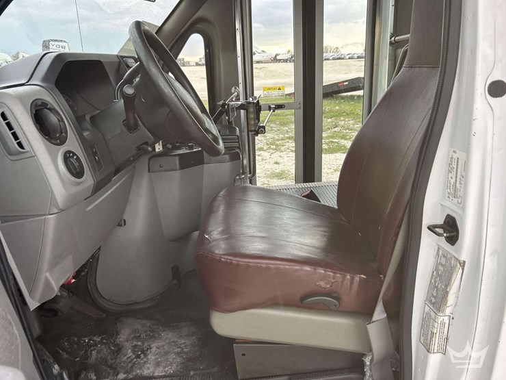 2015-ford-e350-image-12