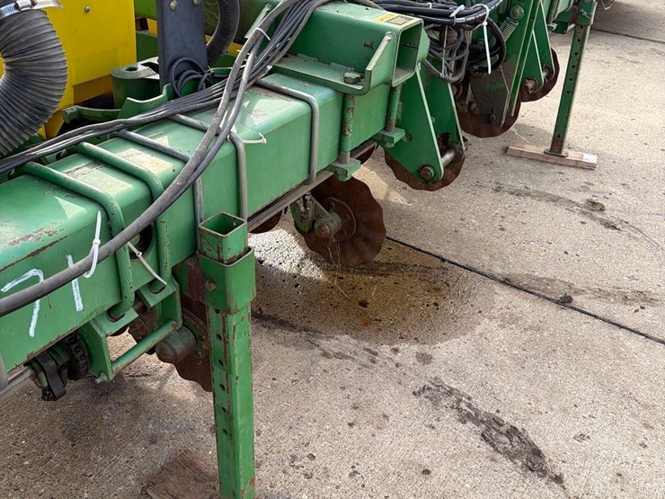 john-deere-7300-image-25