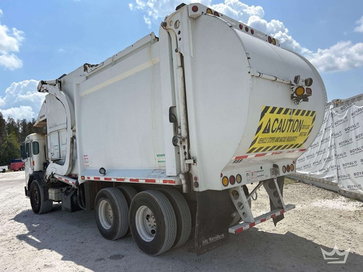 2017-peterbilt-320-image-4