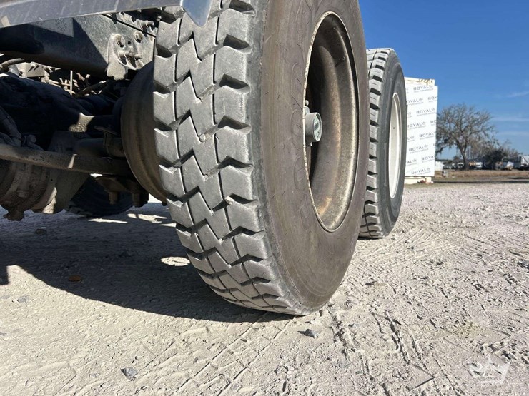 2013-freightliner-cascadia-125-image-37