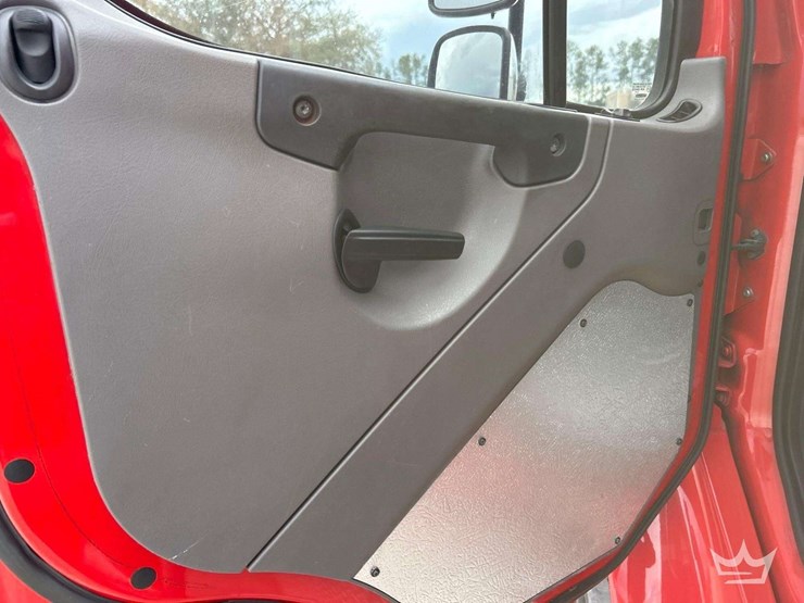 2016-freightliner-m2-106-image-10