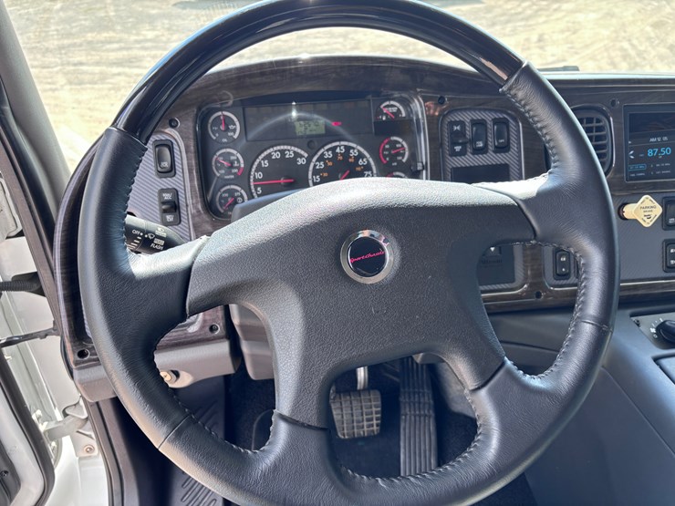 2014-freightliner-m2-106-image-20