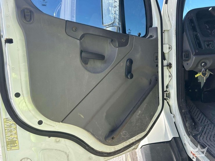 2014-freightliner-114sd-image-16