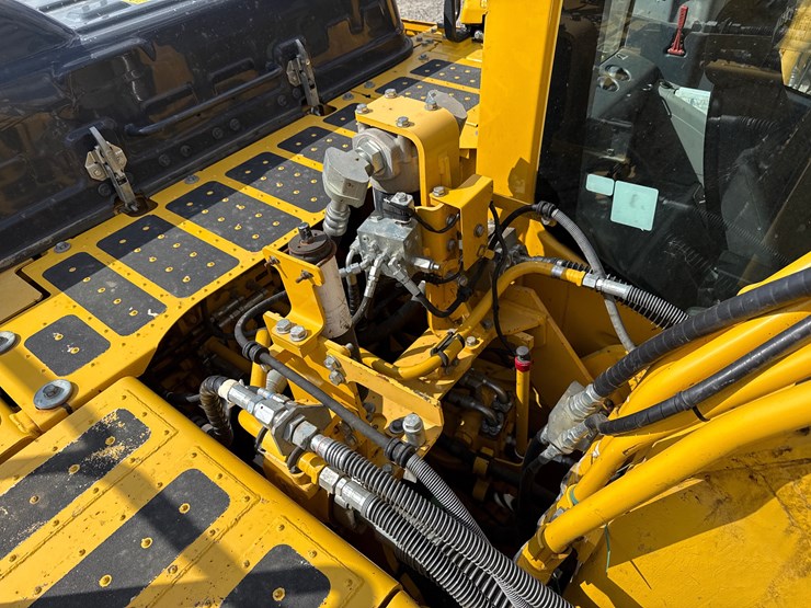 2023-komatsu-pc210-image-33
