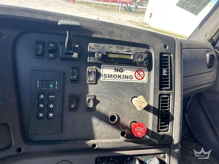 2014-freightliner-114sd-image-17