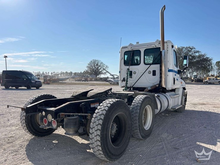 2013-freightliner-cascadia-125-image-3