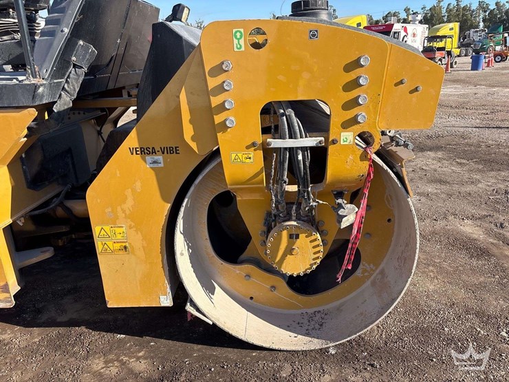 2014-caterpillar-cb54b-image-10