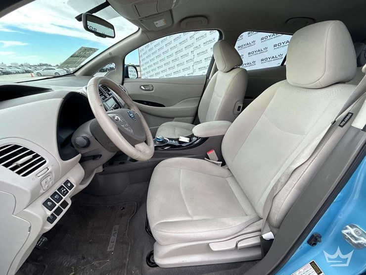 2015-nissan-leaf-hatchback-image-12