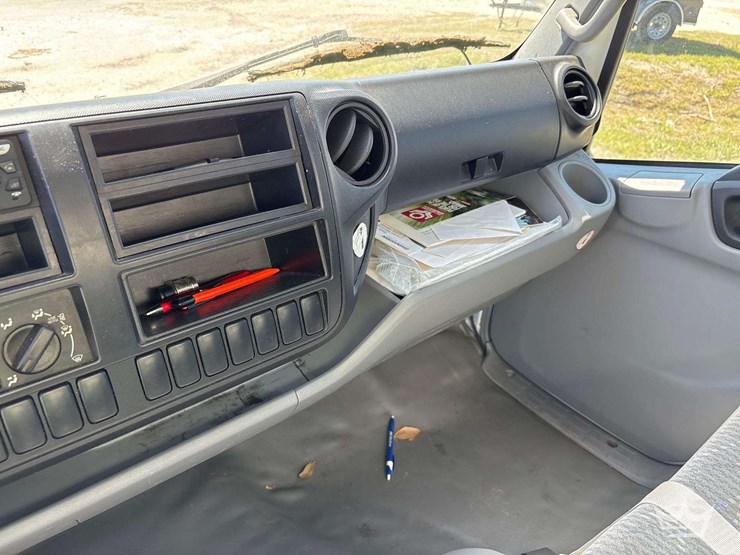 2018-hino-195-image-30