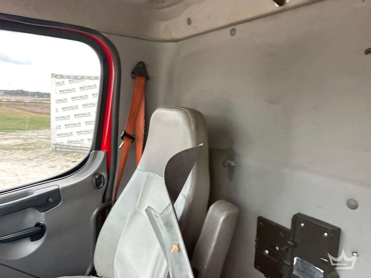 2016-freightliner-m2-106-image-20