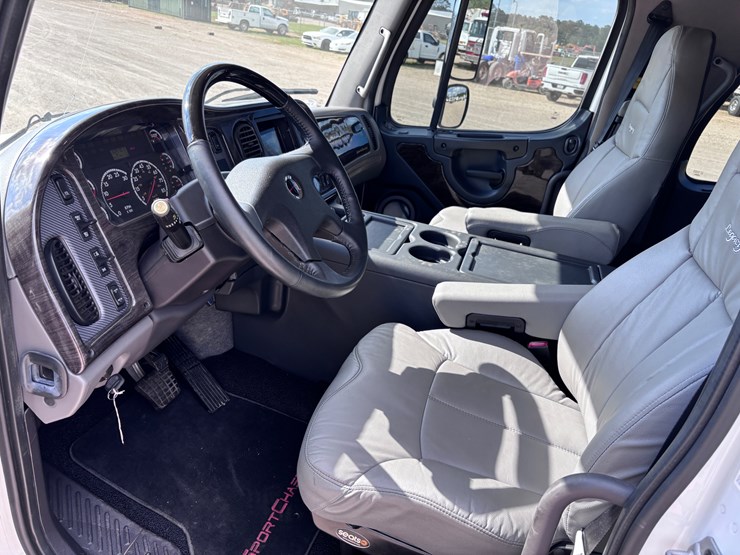 2014-freightliner-m2-106-image-17