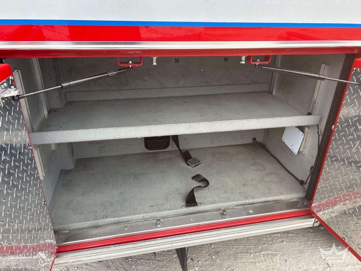 2016-freightliner-m2-106-image-26