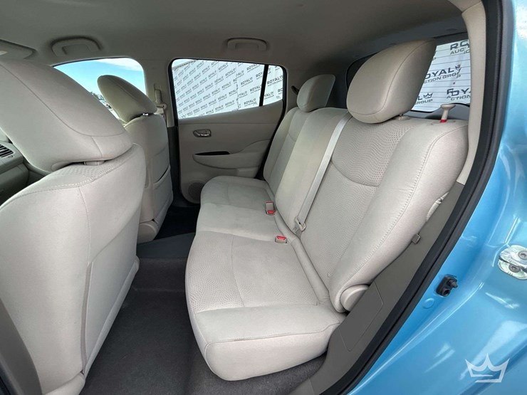 2015-nissan-leaf-hatchback-image-22