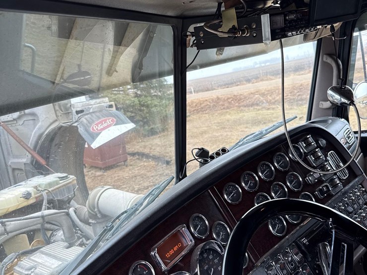 2016-peterbilt-389-image-82