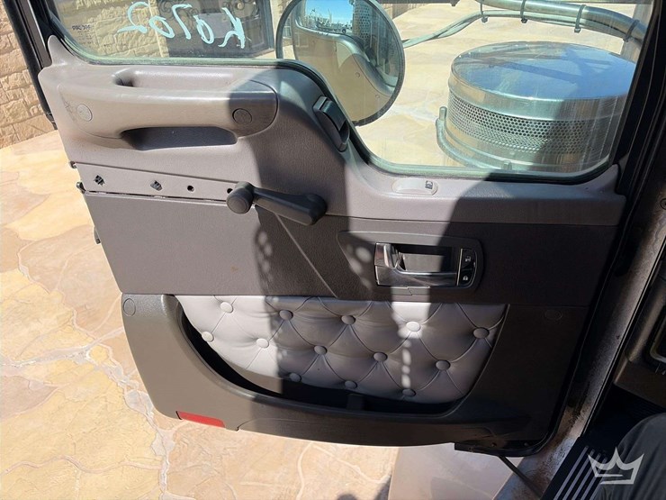 2011-kenworth-t800-image-9