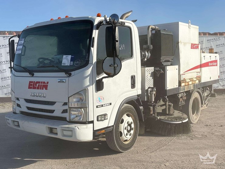 2016-isuzu-nrr-image-1