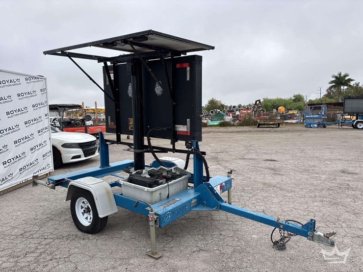 2018-solartech-silent-messenger-towable-solar-message-board-image-2