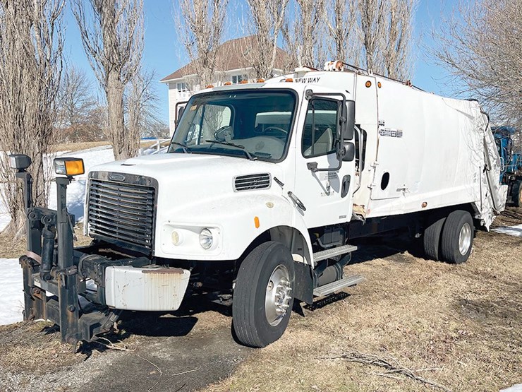 2008-freightliner-m2-106-image-1