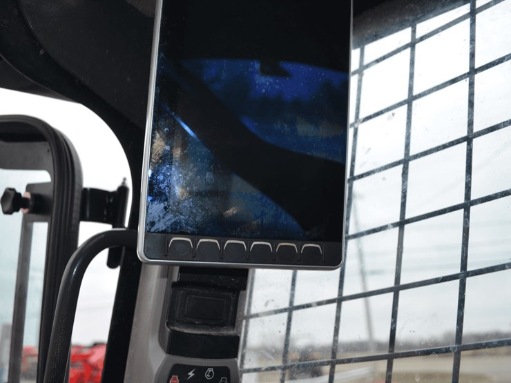 new-holland-l320-image-10