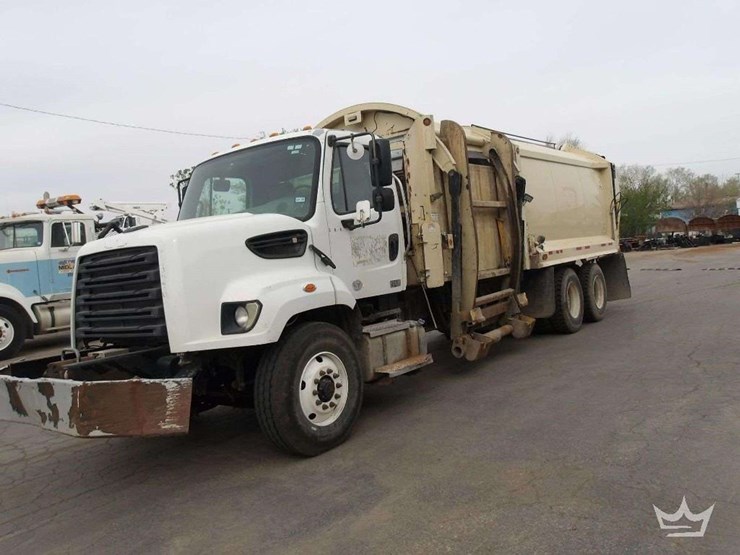 2016-freightliner-108sd-image-1