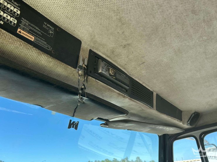 2001-freightliner-fl112-image-19