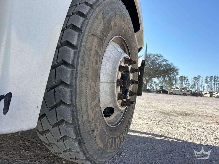 2013-freightliner-cascadia-125-image-39