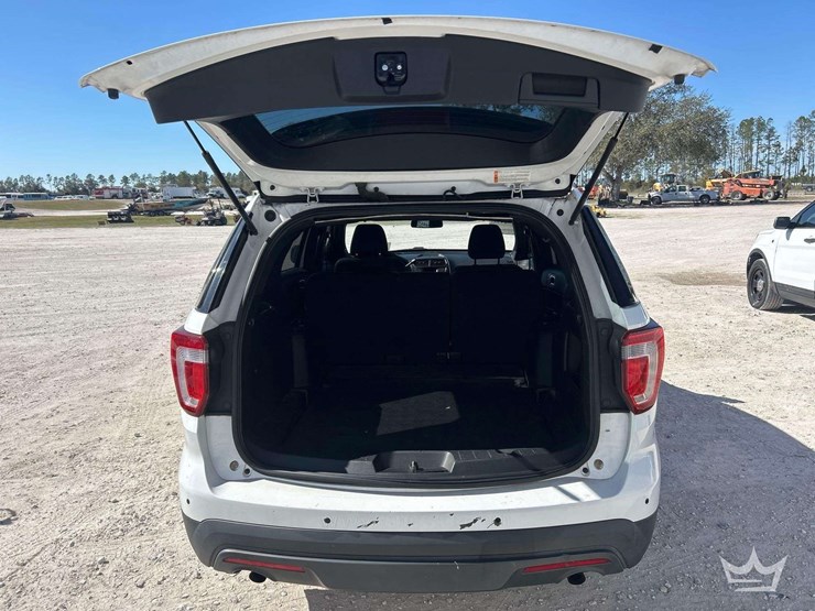 2016-ford-explorer-image-18