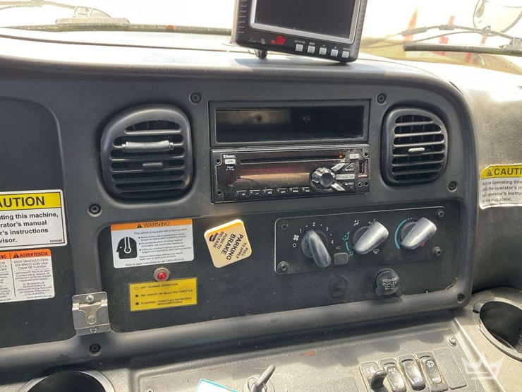 2018-freightliner-m2-106-image-19