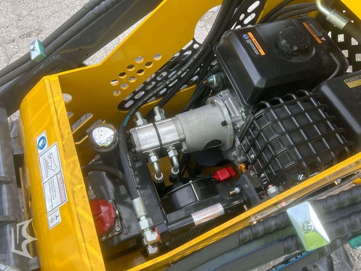 2025-sdlanch-sdll60-mini-stand-on-track-loader-skid-steer-image-12