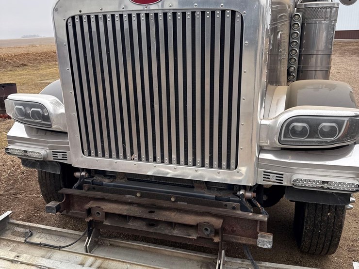 2016-peterbilt-389-image-133