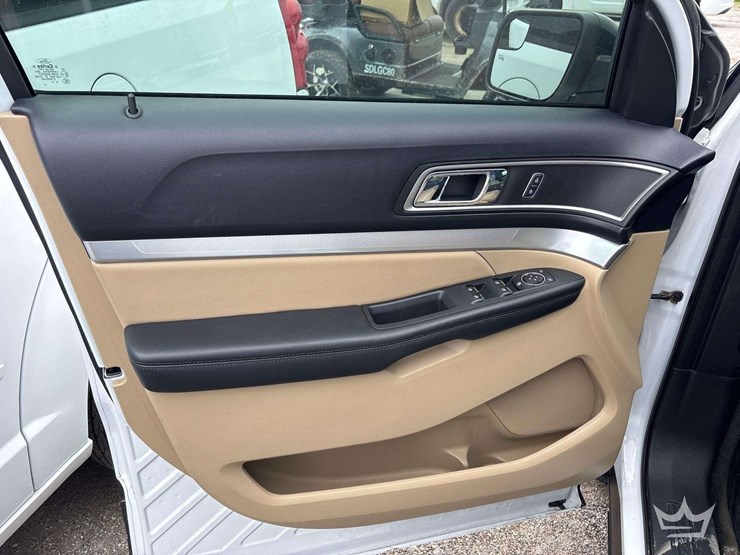 2016-ford-explorer-image-12