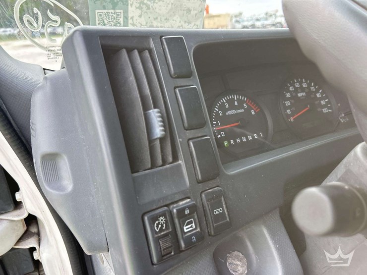 2017-isuzu-npr-image-14