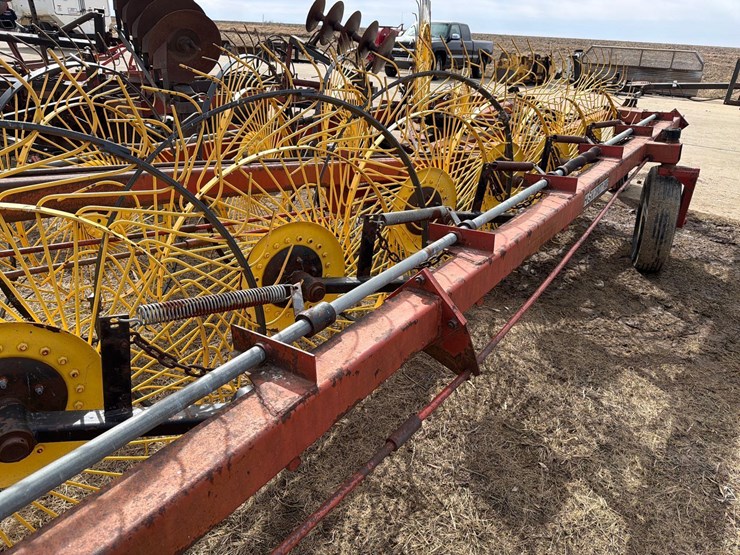 h&s-18-wheel-pull-type-rake-image-15