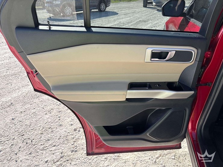 2021-ford-explorer-image-25