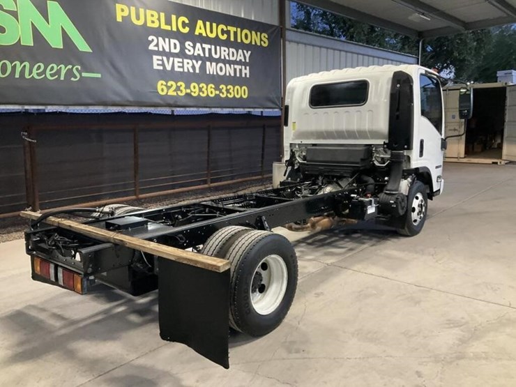 2016-isuzu-npr-image-7