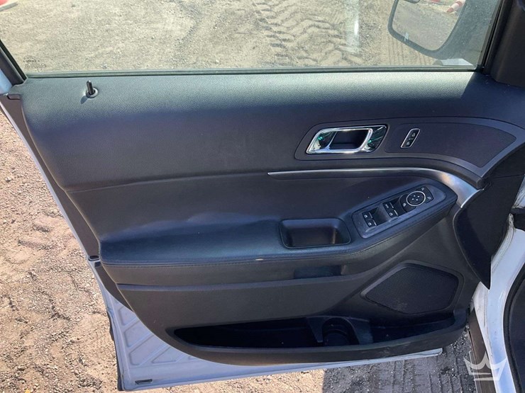 2015-ford-explorer-image-10