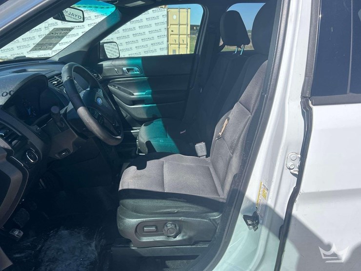 2016-ford-explorer-image-13