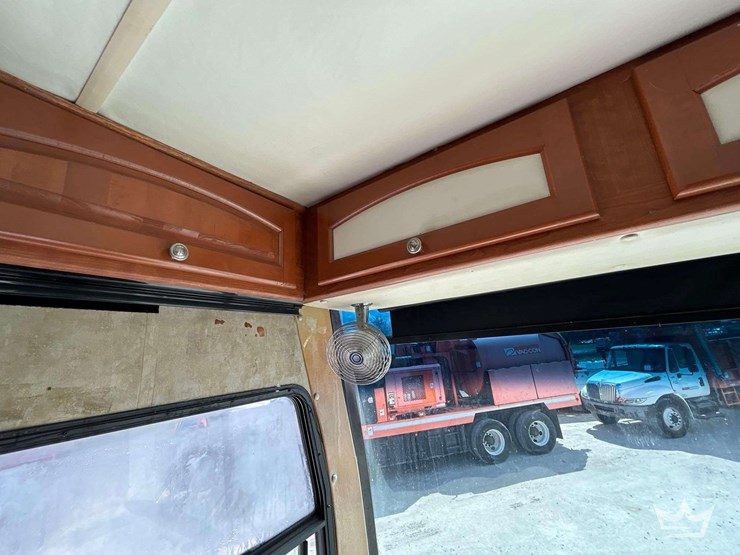 2006-freightliner-tuscany-4077-40ft-class-a-motorhome-image-24