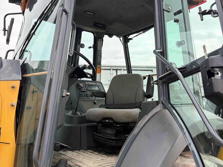 2015-deere-410l-image-15