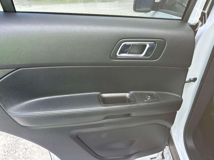 2017-ford-explorer-image-22