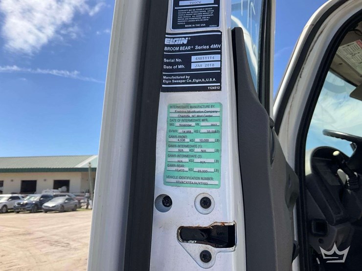 2018-freightliner-m2-106-image-8