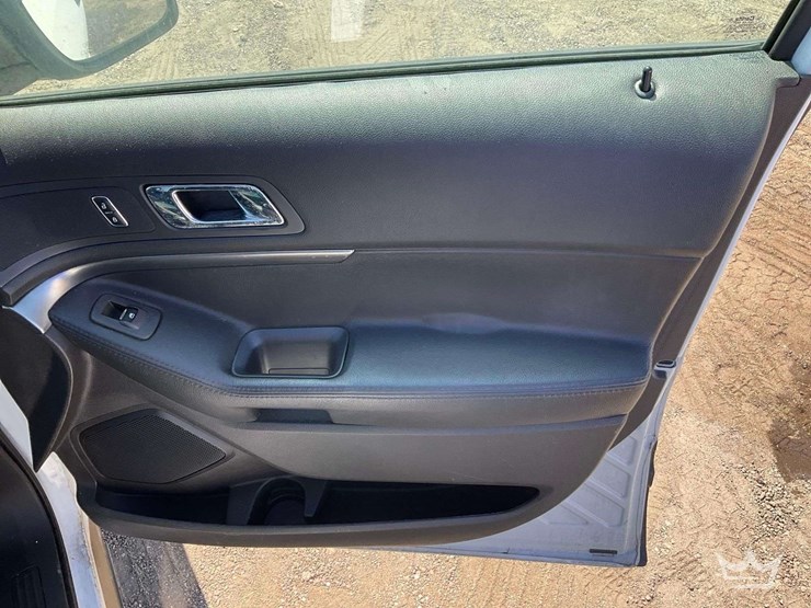 2015-ford-explorer-image-27