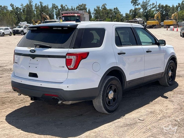 2016-ford-explorer-image-3