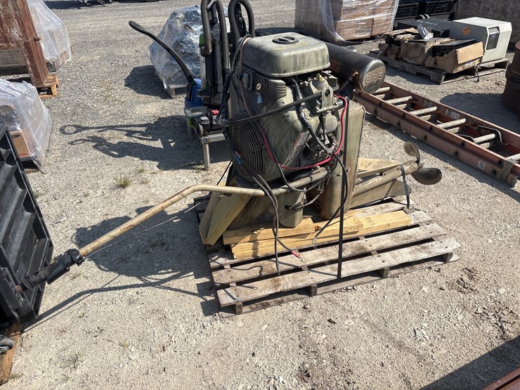 #8042-•-beaver-tail-boat-motor,-vanguard-image-1