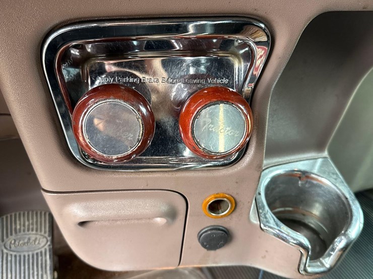 2016-peterbilt-389-image-76