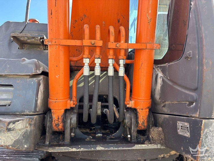 2013-hitachi-zx160-lc-image-32