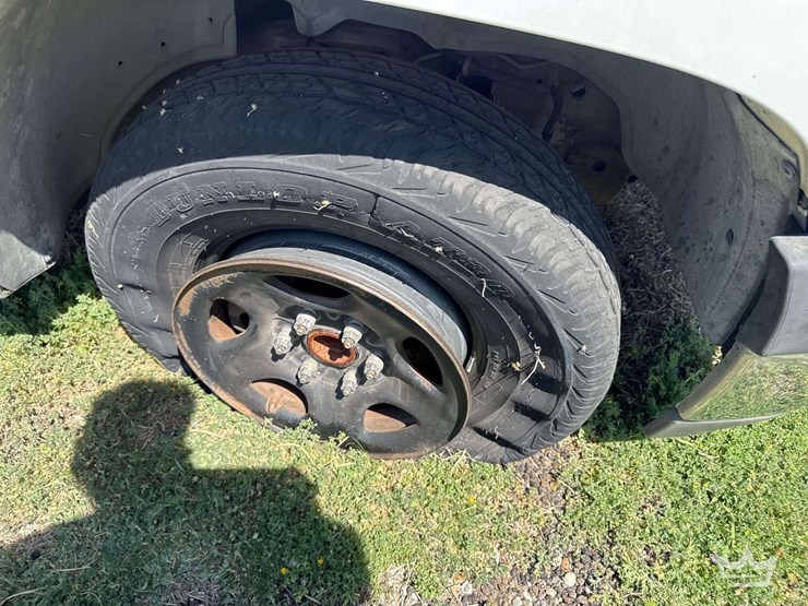 2005-chevrolet-suburban-image-15