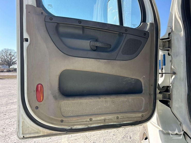 2013-freightliner-cascadia-125-image-11