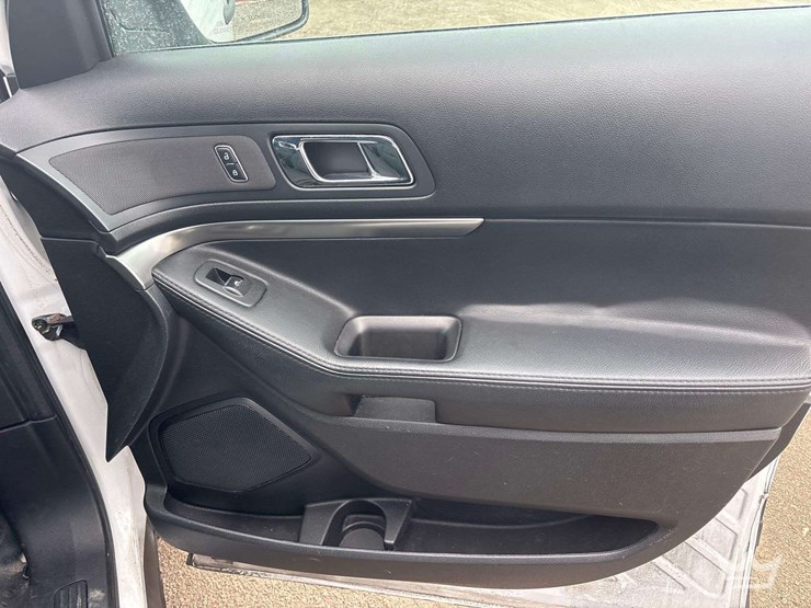 2017-ford-explorer-image-23