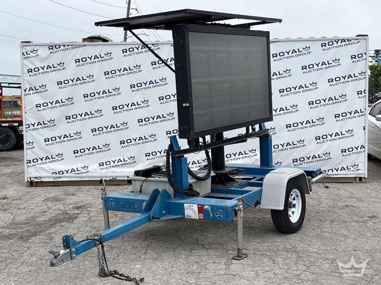 2018-solartech-silent-messenger-towable-solar-message-board-image-1